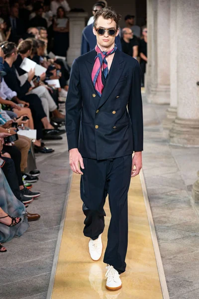 Look 60